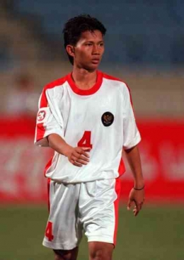 Ismed Sofyan saat bermain untuk timnas Indonesia di Piala Asia tahun 2000. Sumber: getty images (Matthew Ashton)