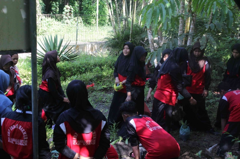 Foto kegiatan menanam di lahan basah bersama siswa. Sumber : SMP Indah Makmur. 