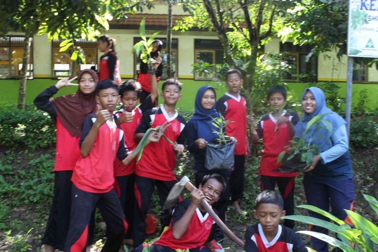Foto bersama guru dan siswa yang mengikuti acara hari lahan basah di Kebun Sekolah. Sumber: SMP Indah Makmur. 