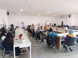 Bedah novel TKmT di ruang meeting lantai 3 MCC Malang. (Foto: Dokumentasi Pribadi)