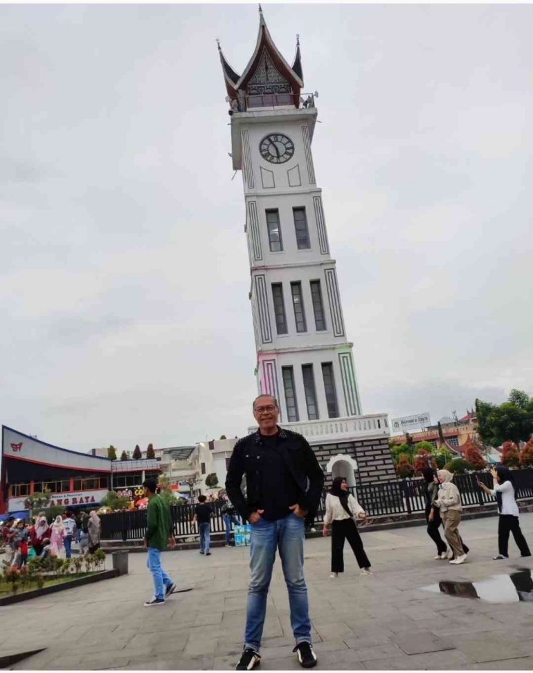 Jam Gadang yang merupakan icon kota Bukittinggi (dokpri)