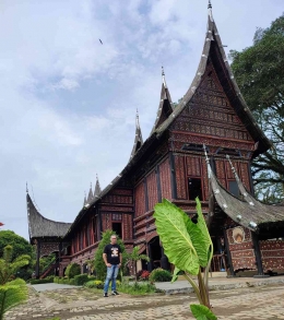 Rumah Gadang yang ada di dalam Taman Margasatwa dan Budaya Kinanti Bukittinggi (dokpri)