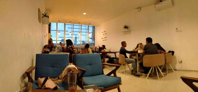 Nongkrong di kafe sambil membuat evaluasi dan resolusi | foto: KRAISWAN