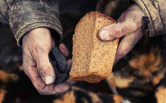 Ilustrasi terkait moralitas, seseorang yang terpaksa mencuri roti untuk anaknya yang kelaparan  | sumber gambar istockphoto
