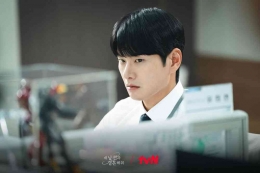 Lee Yi Kyung sebagai Park Min Hwan (sumber: tvN)