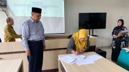 Wakil Kepala Madrasah Bidang Kurikulum, Sumarna, M.Pd. menandatangani MoU Kerja Sama MAN 3 Bantul dengan PBJ UMY (Dok. MAN 3 Bantul) 