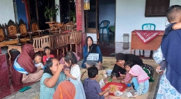 Gambar 2. Edukasi mengenai pemberian makanan dan pola makan di Posyandu Desa Kamal/Dokpri