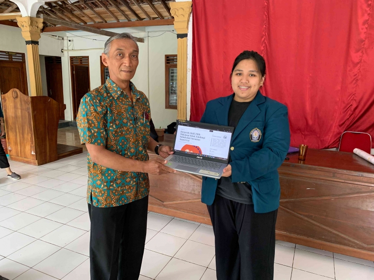 penyerahan Website Informasi Kesehatan Anak dan Lansia kepada Ketua Kader Posyandu Desa Paluhombo/Dokpri