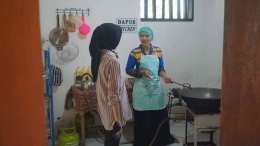 Melihat proses pembuatan dodol lidah buaya bersama istri Pak Aad/Foto: Lilian Kiki Triwulan