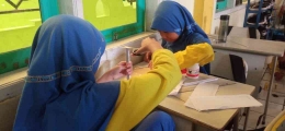 Siswa membuat kreasi dari barang bekas (sumber:dokpri)