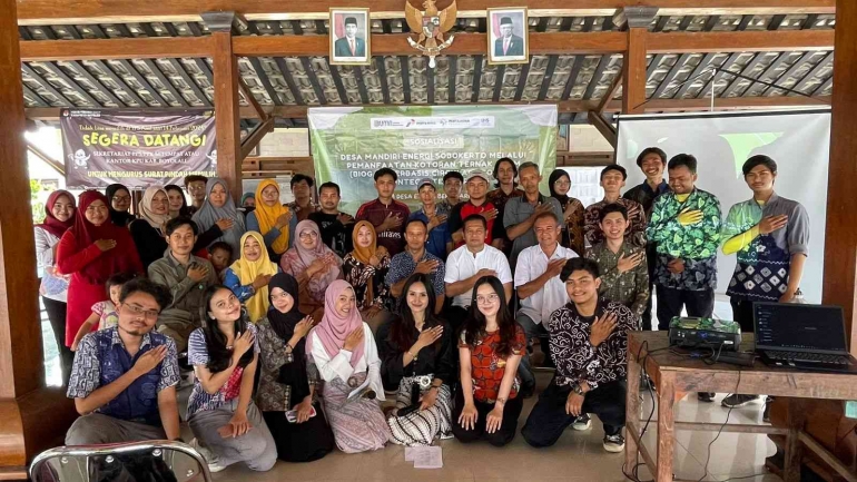 Tim DEB UNS Menyelenggarakan Sosialisasi Pemanfaatan Kotoran Ayam Sebagai Biogas di Balaidesa Sobokerto (Foto: Pribadi) 