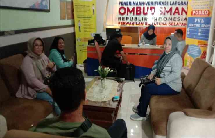 Angga Saputra dan Dedi Irawan dan rombongan saat di kantor Ombudsman (Foto Dok. YBHSSB)