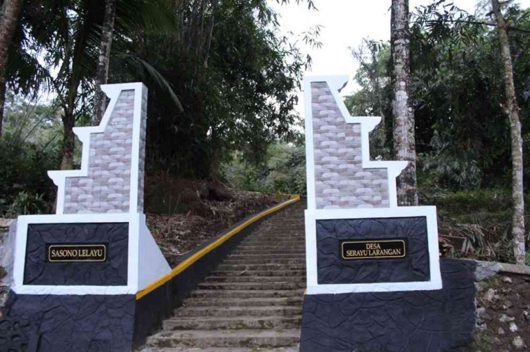 Gerbang Pemakaman Sasono Lelayu, Desa Serayu Larangan (Dok : Radar Banyumas)