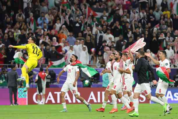 Para pemain Yordania merayakan kelolosan mereka ke final setelah mengalahkan Korsel dengan skor 2-0. Sumber: getty images (GIUSEPPE CACACE)