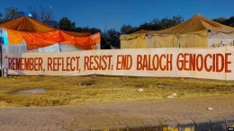 Aktivis Balochistan memasang sebuah spanduk di dekat Klub Pers Islamabad. |  Sumber: Malik Waqar Ahmed/VOA
