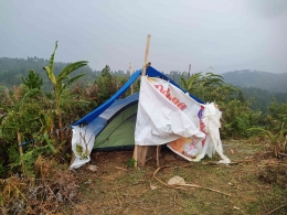 Salah satu tenda guru 3T yang mengikuti program PPG di bukit Karopo, Simbuang. (Sumber: Dokumentasi pribadi)