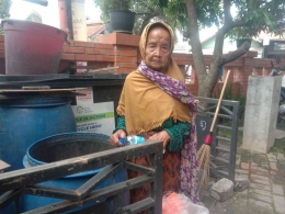 Hidup Sebatang Kara, Nenek Amah 90 Tahun Kumpulkan Rongsok Demi Sesuap Nasi (Foto: Dokpri)