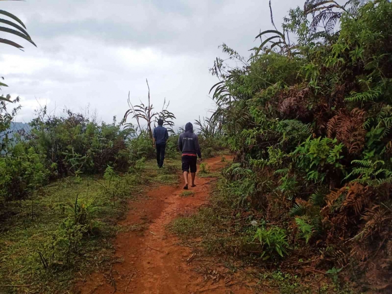 Perjalanan ke atas bukit Karopo mencari sinyal jaringan internet. (Sumber: Dokumentasi pribadi)