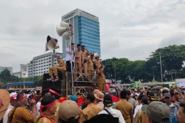 Ilustrasi: Ratusan kepala desa menggelar demonstrasi di depan Gedung DPR, Senayan, Jakarta, Selasa (6/2/2024) untuk menuntut RUU Desa disahkan oleh DPR. (Foto: KOMPAS.com/NICHOLAS RYAN ADITYA)