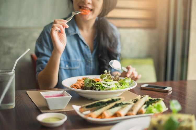 Ilustrasi mindful eating. (Dok Shutterstock via Kompas.com)