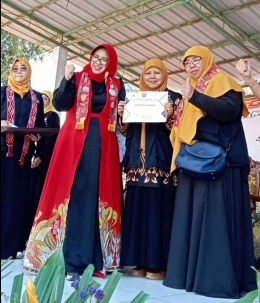 Penerimaan penghargaan sebagai juara ke-3 GLS SMP tingkat Kabupaten Sukabumi(Dokumentasi pribadi)