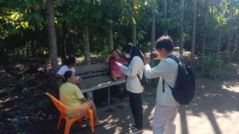Anak-anak di desa sedang belajar dengan kondisi yang kurang memadai