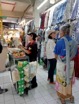 Berbelanja di pasar Beringharjo, Jogjakarta (Dok. Pribadi)