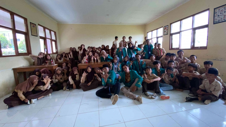 Siswa-siswi SMP N 05 Satu Atap Bantarkawung bersama mahasiswa KKN 53 UIN Saizu kelompok 56 Desa Cibentang, Kecamatan Bantarkawung, Brebes (Dokumentasi pribadi)