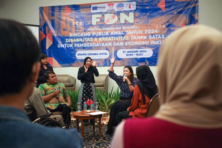 Para Pembicara Melakukan Simulasi Wawancara kepada penyandang Dis - Grand Cemara Hotel, Menteng, Jakarta Pusat, DKI Jakarta, Sabtu (27/01).
