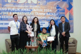 Penyerahan Penghargaan Kepada Pembicara di dalam Acara FDN - Grand Cemara Hotel, Menteng, Jakarta Pusat, DKI Jakarta, Sabtu (27/01).