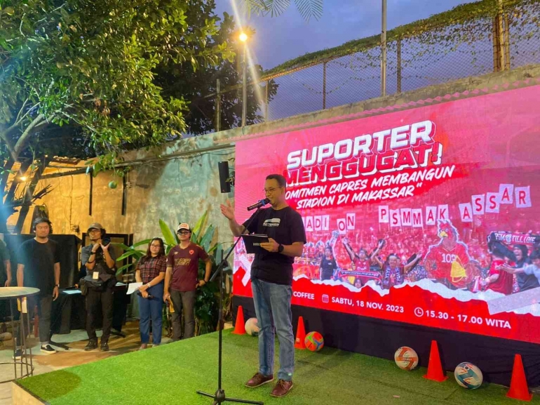 Anies berdiskusi dengan suporter PSM Makassar ( Sumber : Fajar.com ) 