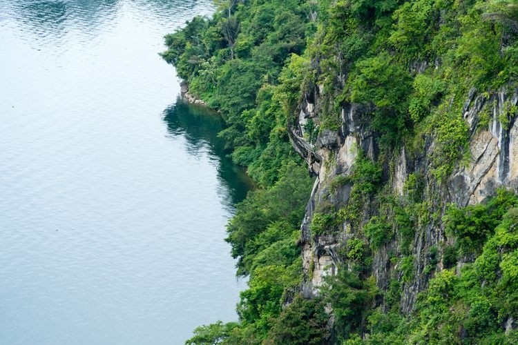 Batu Gantung, salah satu wisata sekitar Danau Toba Sumatera Utara yang bisa dikunjungi. (Shutterstock/MilletStudio via Kompas.com)