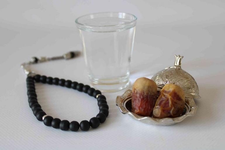https://www.freepik.com/premium-photo/bowl-medina-dates-zamzam-water-black-rosary-fragrant-essential-oil-background_39877370.htm