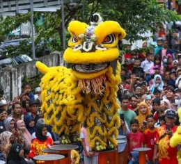 Atraksi barongsai turut memeriahkan perayaan Tahun Baru Imlek 2574 Tahun 2023 di Banda Aceh, Minggu (22/1). (Sumber gambar: infoaceh.net)