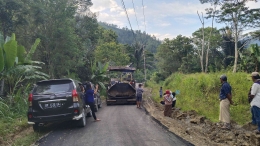 Pengaspalan jalan di Lembang Poton, Kecamatan Bonggakaradeng. Sumber: dok. pribadi