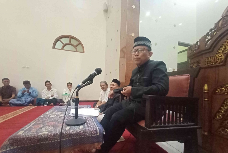 Pengajian di Bulan Rajab 1445 H, Bersama Ust. Dr. H. Deden Suhendar, di Masjid Al-Ikhlas, Cisaranten Kulon, Arcamanik, Bandung (Foto: Dokpri)