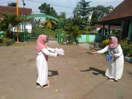 Menambah keseruan peringatan Isra Miraj, kedua ibu guru ini ikut bermain melempar dan menangkap bola | Foto: Siti Nazarotin 
