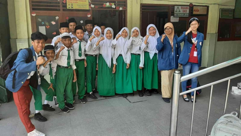 foto bersama siswa kelas 6 MI Taman Jaya kelurahan Tambak Sarioso. Sumber Gambar dokumentasi pribadi