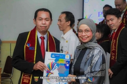 Penulis dan ibu Wiwik  Setiawati, M.Pd  sebagai Kepala Balai Guru penggerak (BGP) menyerahkan sertifikat kelulusan GP (Dokpri)