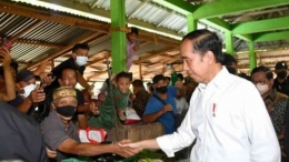 Presiden Jokowi membagi Bansos/By Rusman/Sumber:https://www.tvonenews.com