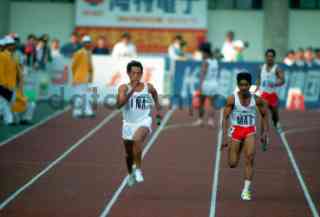 Lomba Lari Estafet antara Tim Guru melawan Tim Siswa: Siapa Yang Merebut Kemenangan? (Sumber Foto: DataTempo)