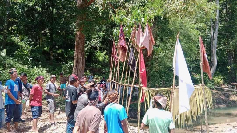 Masyarakat adat dalam upacara adat di desa namrinat kec. Namrole (Sumber: Facebook/Leksi Sigmarlatu)