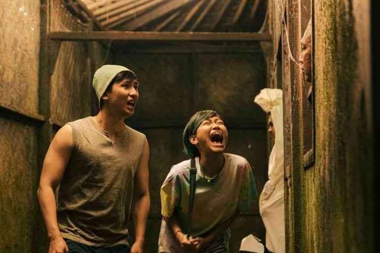 Pengunjung wahana rumah hantu yang tengah ditakut-takuti dalam film Agak Laen. (Sumber foto: Imajinari)