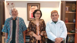 Omjay dan pak Bambang ketua ikatan guru informatika PGRI bersama Prof. Dr. Unifah Rosyidi. Dokpri 