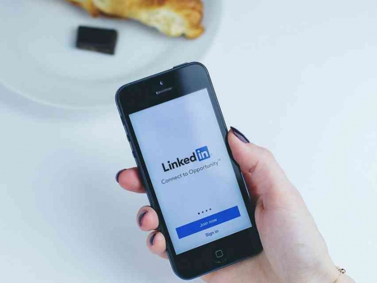 Ilustrasi membuka platform LinkedIn. (sumber: pixabay)