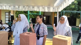 Ilustrasi 1: Siswa yang sedang menyalurkan hak suaranya untuk pemilihan Ketua OSIS SMP 1 Jati, Kudus, Jawa Tengah. (Dokumentasi pribadi)