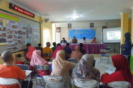 Dokpri Humas : Mahasiswa KKN Universitas Muhammadiyah Gresik bersama Kampung Siba Gresik sosialisasi Bank Sampah dan Ecobrick untuk Warga Desa Srowo
