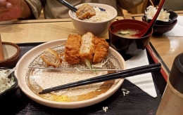 Makan hidangan Jepang dengan sumpit (dokumen pribadi)
