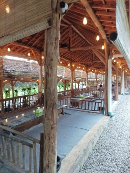 Lampu-lampu yang dinyalakan memberi suasana romantis dan syahdu di restoran watu lesung (dokpri)
