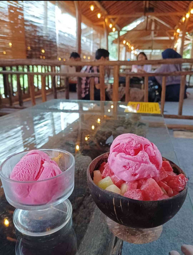 Menunggu Hujan di Restoran Watu Lesung dengan menikmati es krim stroberi dan sop buah (dokpri)